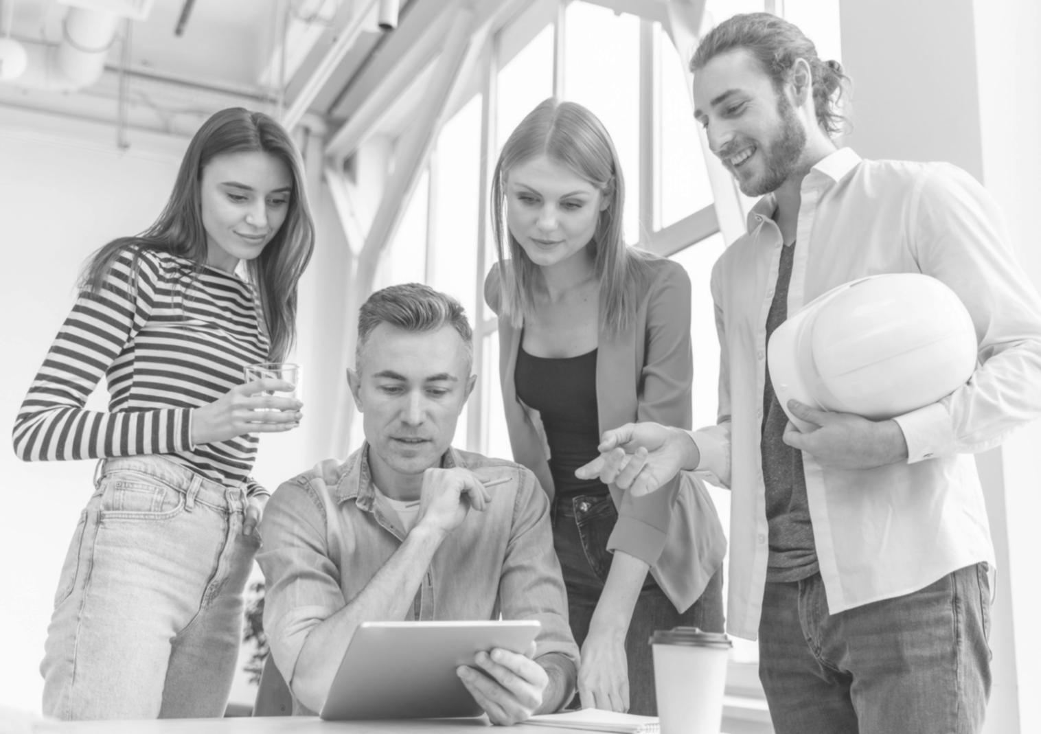 Groupe d'apprenants collaborant sur un projet financier